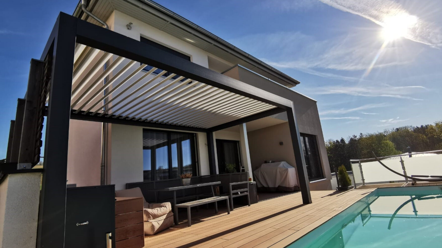 Beneficios de instalar sistemas de sombra en tu terraza: protección, confort y ahorro energético