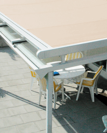 Cómo elegir la solución ideal para tu espacio exterior: pérgolas, toldos o techos de vidrio