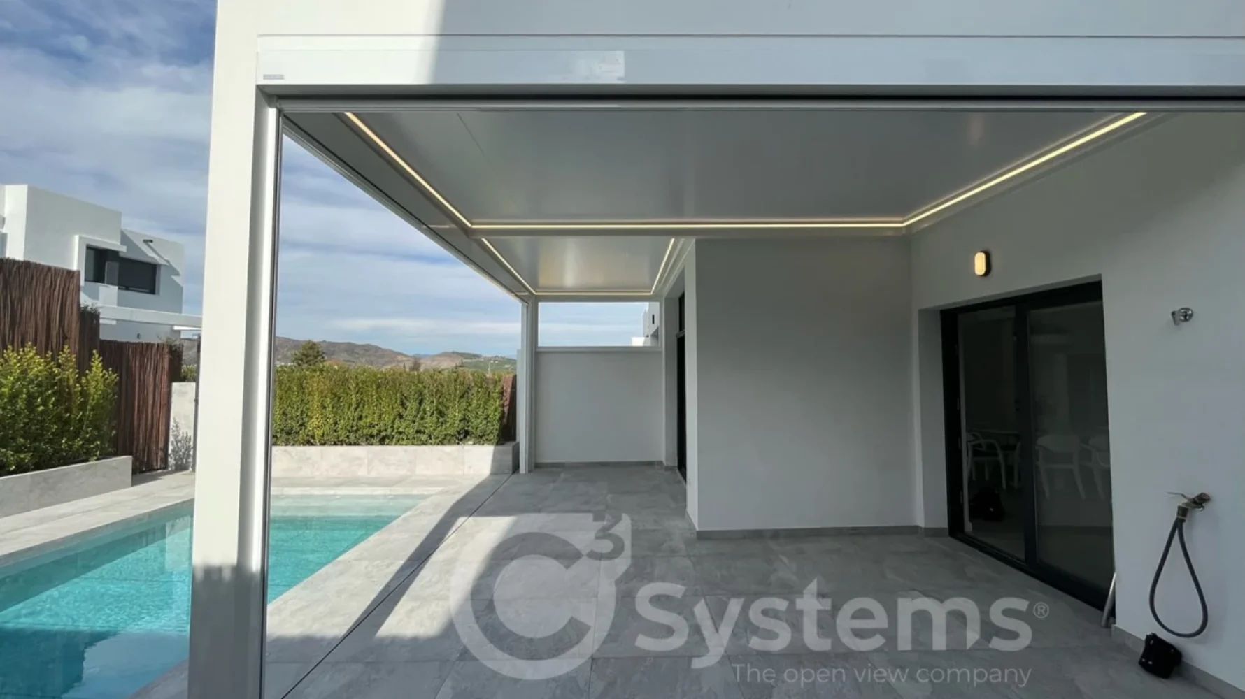 Integración perfecta: cómo combinar pérgolas, techos de vidrio y control solar en un mismo proyecto