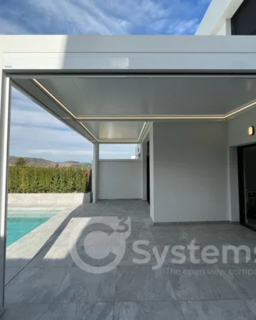 Integración perfecta: cómo combinar pérgolas, techos de vidrio y control solar en un mismo proyecto