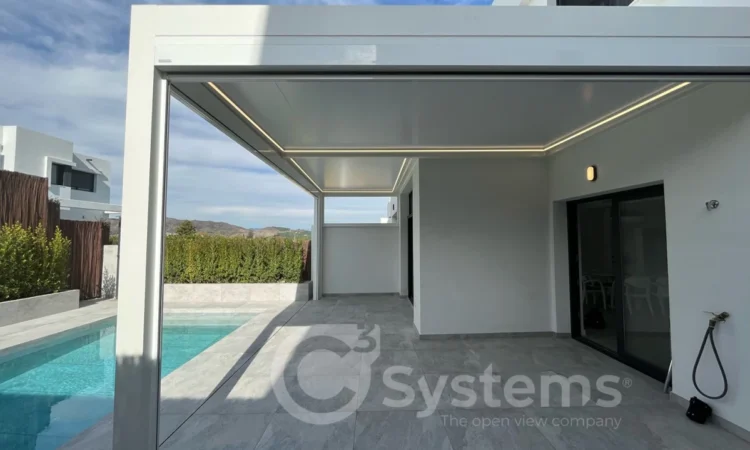 Integración perfecta: cómo combinar pérgolas, techos de vidrio y control solar en un mismo proyecto