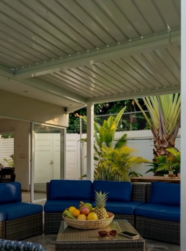 Pérgola bioclimática doble de C3 Systems en Playas del Coco