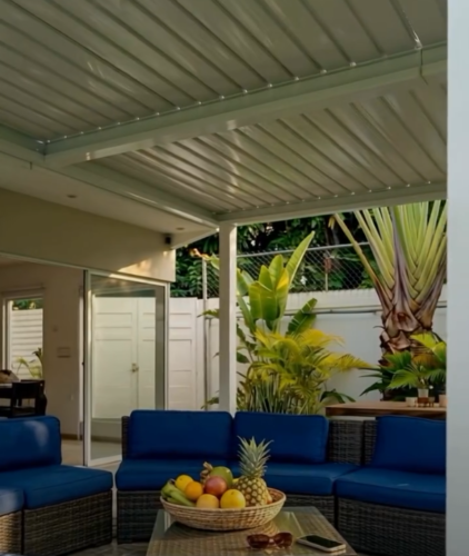 Pérgola bioclimática doble de C3 Systems en Playas del Coco