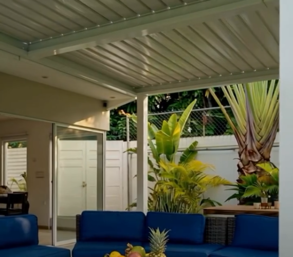 Pérgola bioclimática doble de C3 Systems en Playas del Coco